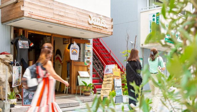  ― 海と暮らす街、鵠沼松が岡の周辺|鵠沼海岸駅前は飲食店やコンビニ、スーパーが豊富にある、
商店街が広がっています