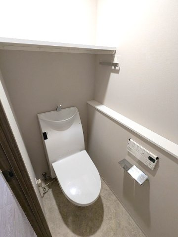 CREATIF秋葉原のトイレ|洗面室と独立した温水洗浄便座です、ペーパーホルダーにスマホストレージ付きで便利です