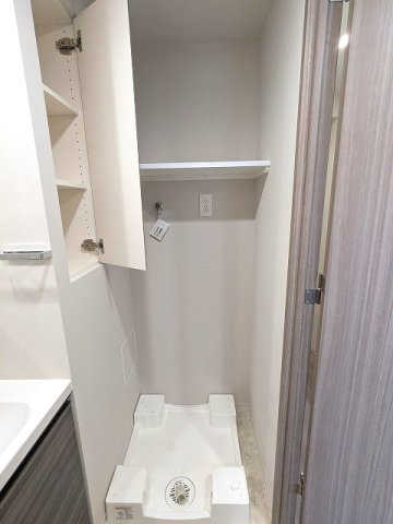 CREATIF秋葉原の設備|トイレと独立した洗面室、2面鏡付・ハンドシャワー付の洗面台、室内洗濯機置場は排水溝のお手入れがし易く手前中央に配置し、足高の防水パン、向かって左に収納付です