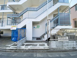 【エントランス】 | マンションの正面エントランス。出入りする人間を癒してくれるマンション入り口であり、その建物の「顔」でもあります。～即日のご見学可能～　お問合せはお気軽にどうぞ。
