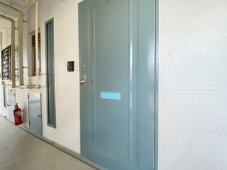 【その他共用部分】 | 皆様をお迎えする、お部屋の玄関ドア。開けやすさや開放角度、ドアノブの操作しやすさや鍵の形状などを、現地で一度ご確認ください。～即日のご見学可能～　お問合せはお気軽にどうぞ。