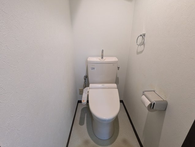 エンゼルハイム伏見　駿東郡清水町伏見のトイレ|コンパクトな設計で空間を広く感じさせるデザインになっています。シンプルで使い勝手のよいトイレです。