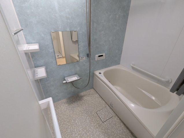 エンゼルハイム伏見　駿東郡清水町伏見の浴室|水色のタイルがアクセントになっています。備え付けの台があるのでシャンプーを置いたり出来て便利です。