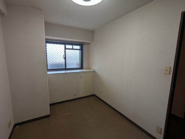 エンゼルハイム伏見　駿東郡清水町伏見の洋室|窓があるのでやわらかな陽光が入ります。寝室や子供部屋におすすめの洋室になっています。