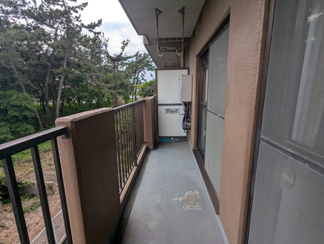 エンゼルハイム伏見　駿東郡清水町伏見のバルコニー|外の景色や風を感じながら、開放的なひとときを過ごせます。自宅にいながらリフレッシュできる空間になります。