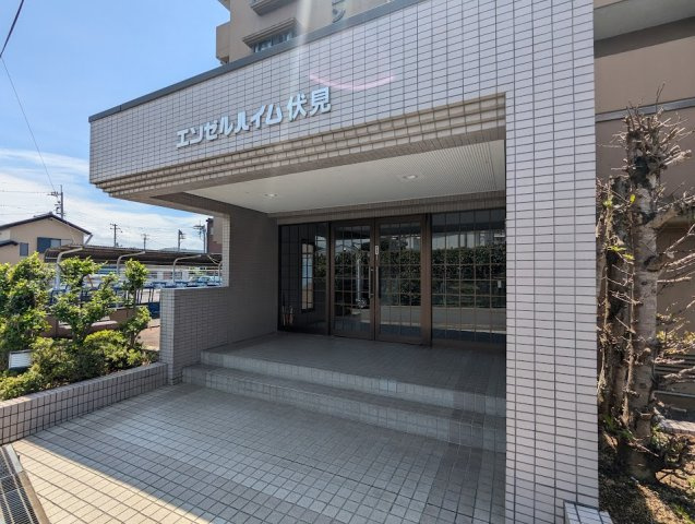 エンゼルハイム伏見　駿東郡清水町伏見のエントランス|閑静な住宅地に位置しています。車通りが少なく騒音も気にならない穏やかな環境です。