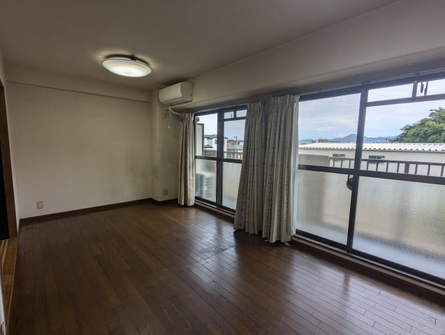 エンゼルハイム伏見　駿東郡清水町伏見の居間・リビング|大きい窓から入るたっぷりの日差しが嬉しいですね。リビングが広々としているので、ご家族でゆっくりくつろげますね。