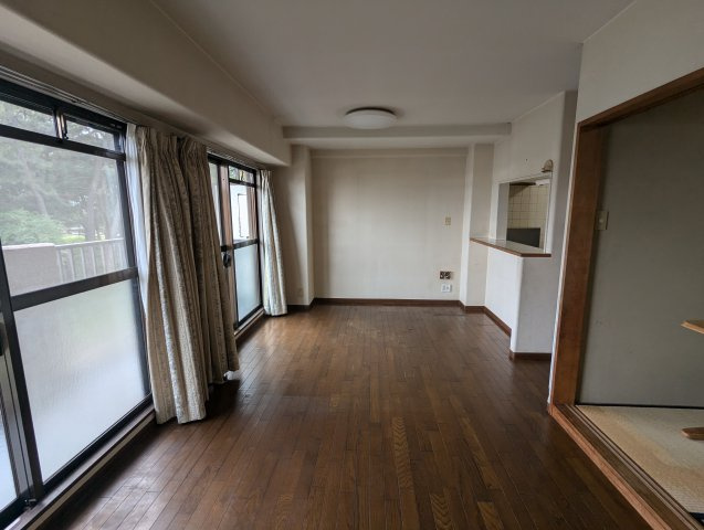 エンゼルハイム伏見　駿東郡清水町伏見の居間・リビング|大きい窓があるので明るい空間でのびのびと生活できます。リビングダイニングが一続きで家族の会話も弾みますね。