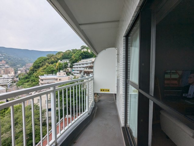 中銀ライフケア咲見20号館A棟　熱海市咲美町のバルコニー|南向きのバルコニーがあるので陽当たりが良好です。
