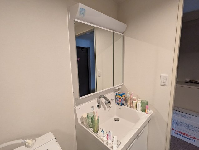 中銀ライフケア咲見20号館A棟　熱海市咲美町の独立洗面台|独立洗面台があるので収納スペースも多くあります。身支度に便利な三面鏡です。