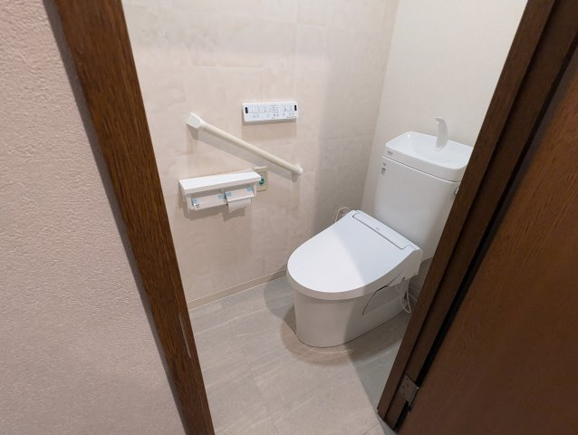 中銀ライフケア咲見20号館A棟　熱海市咲美町のトイレ|コンパクトな設計で空間を広く感じさせるデザインになっています。手摺がありバリアフリーになっています。