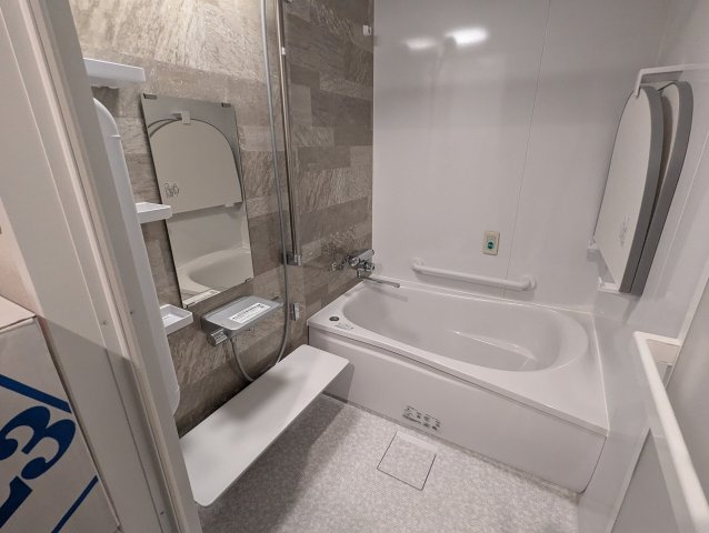 中銀ライフケア咲見20号館A棟　熱海市咲美町の浴室|足を伸ばしてゆったりくつろげる広めの浴槽です。備え付けの台があるのでシャンプーを置いたり出来て便利です。