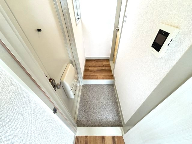 ハイツまほろばの玄関