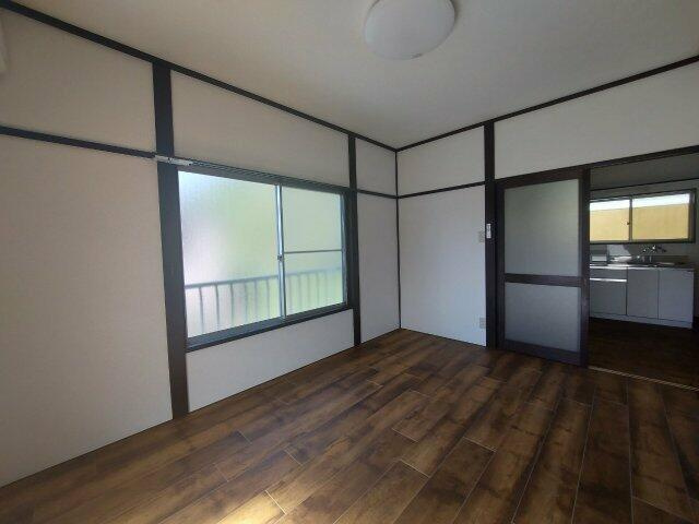 洋室とＤＫの間仕切りのガラス戸