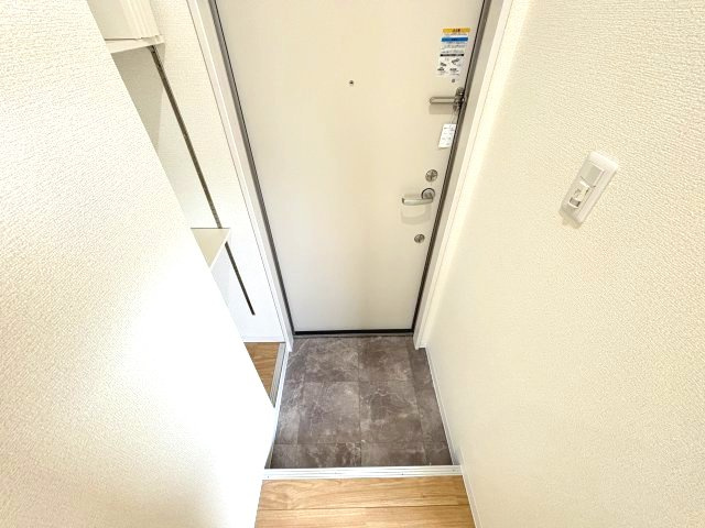 ハイツまほろばの玄関