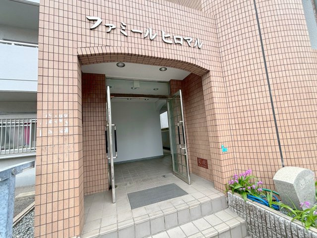 ファミールヒロマルのエントランス