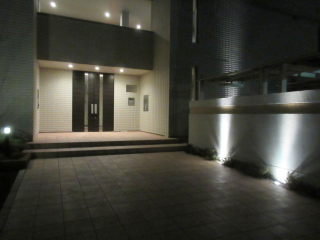 ＣＡＳＡ　ＤＥＯのエントランス|★夜間の間接照明がお洒落なエントランスです★