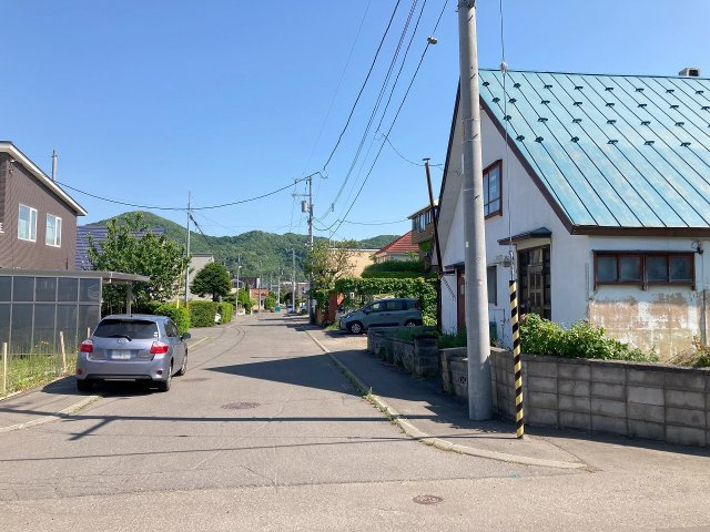 西区西野6-4の前面道路含む現地写真|北東側8ｍ幅の公道