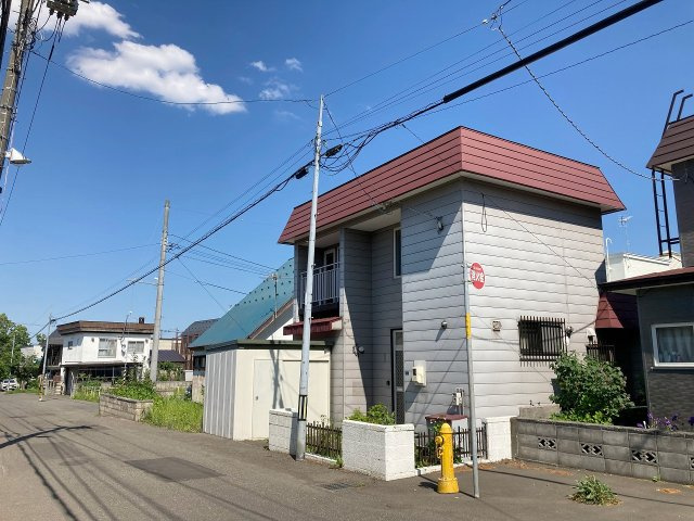 西区西野6-4の外観|敷地広々95坪・様々な用途でお使いになれます♪