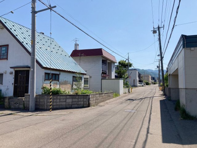 【前面道路含む現地写真】 | 西区西野6-4 | 北西側5.4ｍ幅の公道