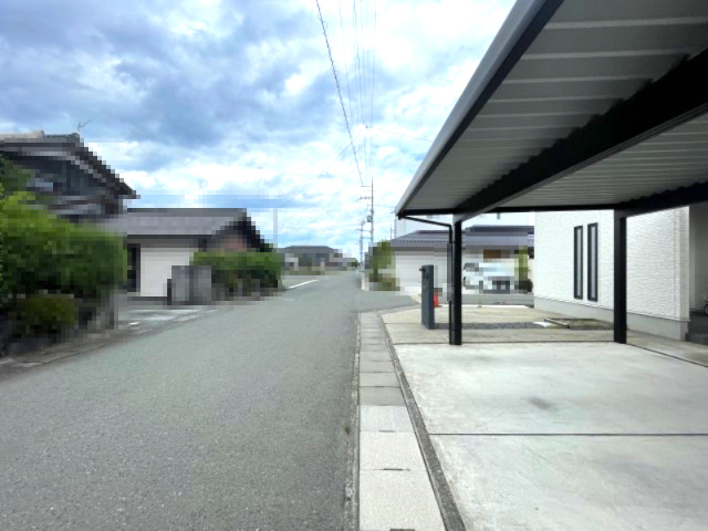 高島市安曇川町中央三丁目中古戸建の前面道路含む現地写真