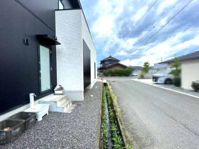 高島市安曇川町中央三丁目中古戸建の前面道路含む現地写真