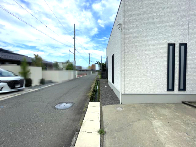 高島市安曇川町中央三丁目中古戸建の前面道路含む現地写真