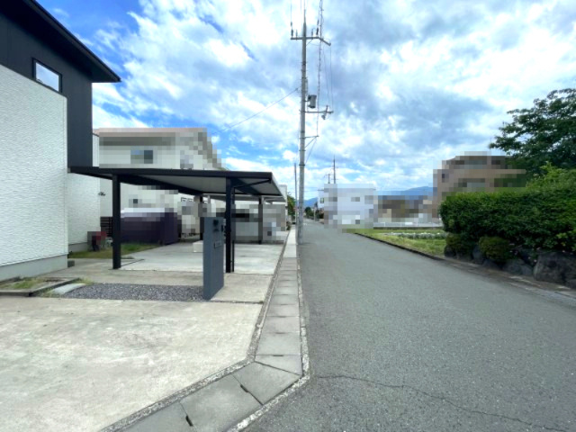 高島市安曇川町中央三丁目中古戸建の前面道路含む現地写真