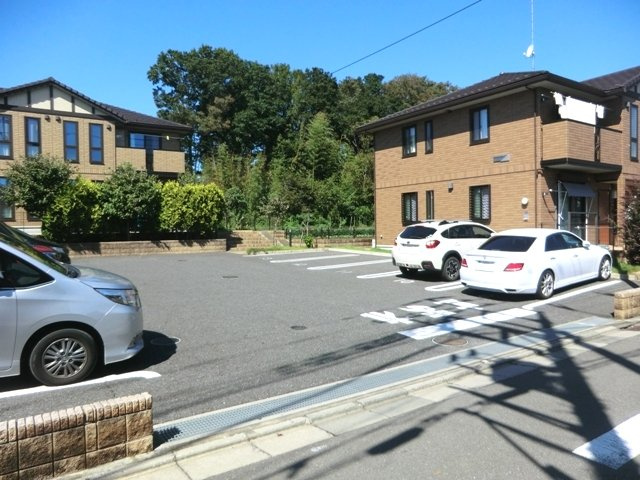 ＳＡＫＵＲＡ　Ｈｉｌｌｓ　Ｃ棟の駐車場|☆敷地内に駐車場を１台完備！電気自動車用の２００Ｖコンセントを開通しています。☆