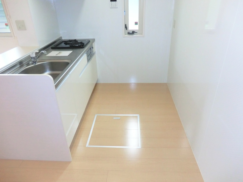 ＳＡＫＵＲＡ　Ｈｉｌｌｓ　Ｃ棟のキッチン|☆たっぷりと奥行きのあるキッチンスペース・換気用の小窓あり！☆