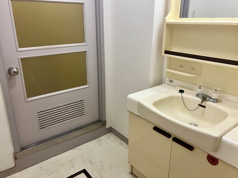 かやのき団地５号棟の洗面所