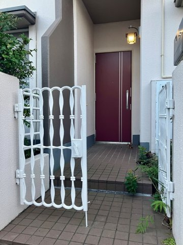 かやのき団地５号棟のエントランス