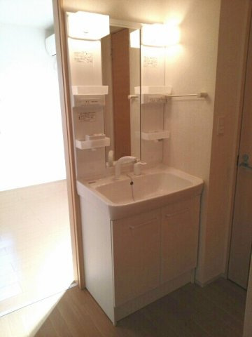 ニューシティ下堀Ⅰの洗面所|明るい洗面所です