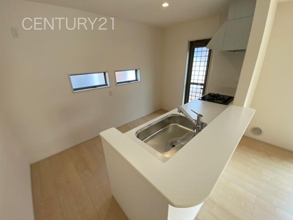 第3前橋青柳 1号棟のキッチン|キッチン背面に窓がある明るいキッチン。
ゴミ出しに便利な勝手口が付いてます。