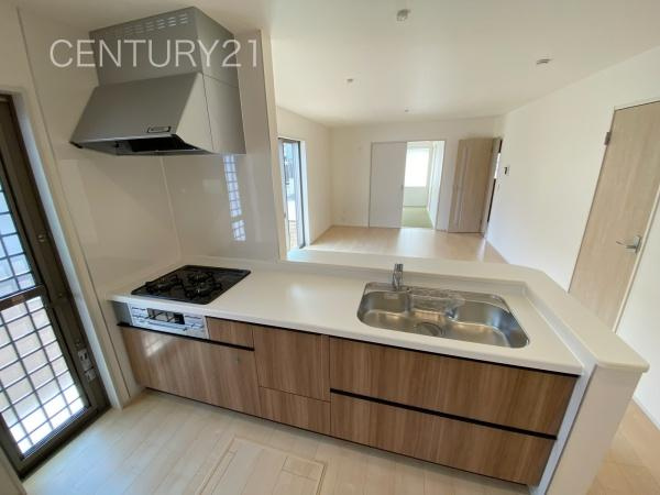 第3前橋青柳 1号棟のキッチン|シンクも大きく洗い物もしやすい浄水器付。シャワーヘッドは引き出し可能、シンクの隅々まで洗い流せます。