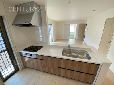 【キッチン】 | 第3前橋青柳 1号棟 | シンクも大きく洗い物もしやすい浄水器付。シャワーヘッドは引き出し可能、シンクの隅々まで洗い流せます。