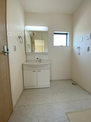 【独立洗面台】 | 第3前橋青柳 1号棟 | 三面鏡付きの洗面台には鏡の裏に収納があり、すっきり片付けられます。
洗髪も可能な伸縮機能つきシャワーヘッドです。