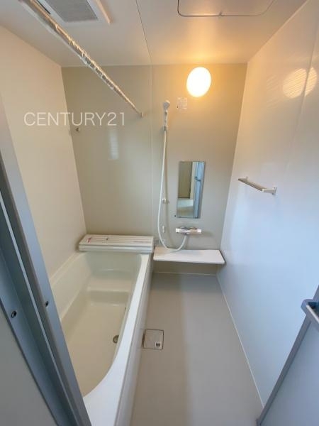 第3前橋青柳 1号棟の浴室|ゆったりと寛げる大型バスタブ。
足を伸ばしたまま入浴可能です。
浴室乾燥機付きで天候が悪い日でも洗濯をして衣類を乾燥させることができます。