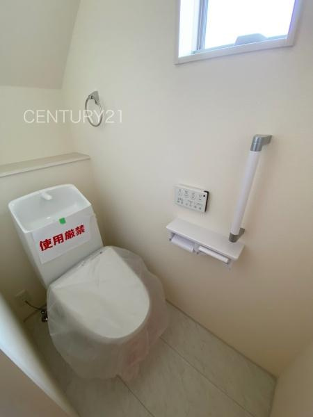 第3前橋青柳 1号棟のトイレ|１階トレイです。
温水シャワー洗浄機能付きです。
手摺り付きです。