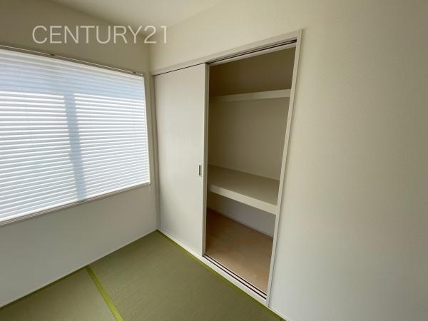 第3前橋青柳 1号棟の収納|和室の収納はお布団も収納し易い仕切り棚付きです。