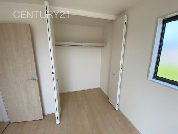 第3前橋青柳 1号棟の収納|ハンガーパイプ付きクローゼットです。