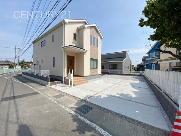 第3前橋青柳 1号棟の前面道路含む現地写真|並列駐車可能な駐車場スペースです。