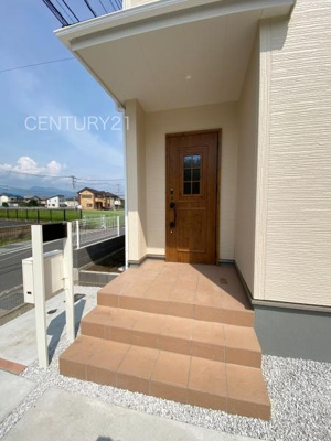 【玄関】 | 第3前橋青柳 1号棟 | スマートキー付きの玄関。
鍵を探すことなくドアの開閉が可能です。
郵便物を守る鍵付きポストです。
インターホンは録画機能付きで防犯面に優れます。