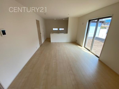 【居間・リビング】 | 第3前橋青柳 1号棟 | 大きいソファーがおける広々リビング