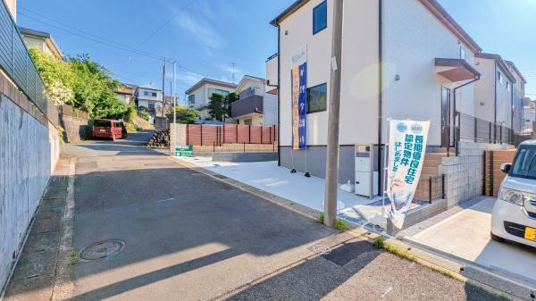 横浜市旭区万騎が原の新築一戸建の前面道路含む現地写真|車通りが少ない為、小さなお子様にも安心です。
是非一度、現地へ起こしください。

