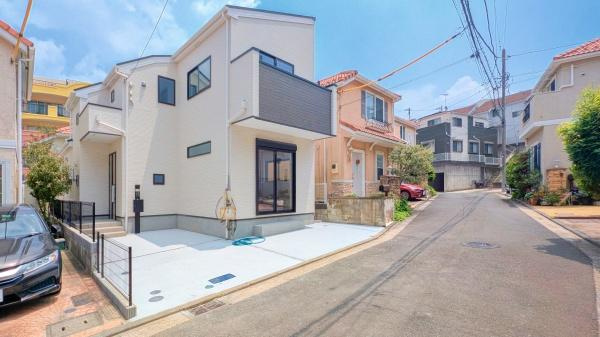 横浜市鶴見区上の宮２丁目の新築一戸建の外観|堂々と完成しました！いつでもご案内可能です！
お車でご自宅まで送迎承ります。