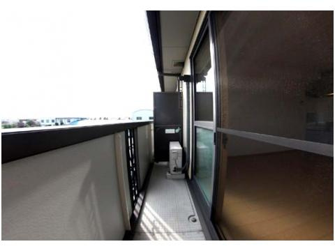 クローバーコートのバルコニー|外からの目が気にならないバルコニーで洗濯物が干せます