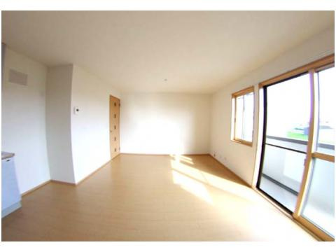 クローバーコートの居間・リビング|こちらの居間で趣味の時間をお楽しみください