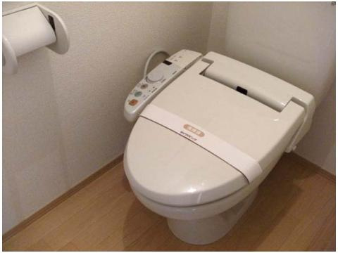 クローバーコートのトイレ|落ち着いた色調のトイレです