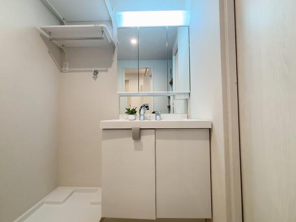 ボン・ファミリエ宮崎台の独立洗面台|十分な大きさの洗面台は収納力大。身だしなみチェックや歯磨きなど、朝の慌ただしい時間でも余裕とゆとりを感じられます♪

